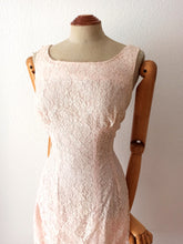 Charger l'image dans la galerie, 1950s 1960s - Elegant Antique Pink Lace Dress - W29 (74cm)