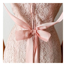 Charger l'image dans la galerie, 1950s 1960s - Elegant Antique Pink Lace Dress - W29 (74cm)