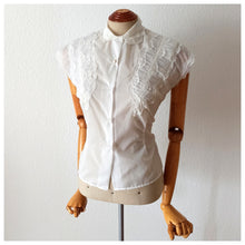 Charger l'image dans la galerie, 1950s - Lovely White Nylon Blouse - W34 (86cm)