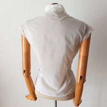 Charger l'image dans la galerie, 1950s - Lovely White Nylon Blouse - W34 (86cm)