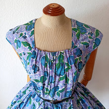 Charger l'image dans la galerie, 1950s - LIONYL, Paris - Stunning Purple Fruits Roses Dress - W34 (86cm)