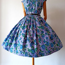 Charger l'image dans la galerie, 1950s - LIONYL, Paris - Stunning Purple Fruits Roses Dress - W34 (86cm)