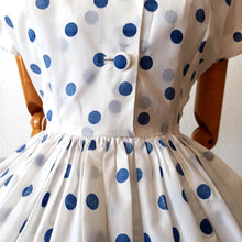 Charger l'image dans la galerie, 1950s - Iconic French Polkadots Dress - W26 (66cm)