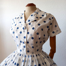 Charger l'image dans la galerie, 1950s - Iconic French Polkadots Dress - W26 (66cm)