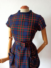 Carica l'immagine nel visualizzatore di Gallery, 1950s 1960s - MA ROBE, France - Ultrgorgeous Flannel Tartan Dress - W27 (68cm)