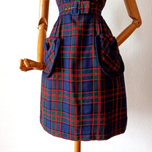 Carica l'immagine nel visualizzatore di Gallery, 1950s 1960s - MA ROBE, France - Ultrgorgeous Flannel Tartan Dress - W27 (68cm)