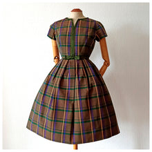 Charger l'image dans la galerie, 1950s 1960s - Adorable Greenish Brown Plaid Dress - W25 (64cm)