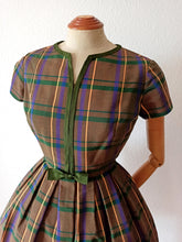 Charger l'image dans la galerie, 1950s 1960s - Adorable Greenish Brown Plaid Dress - W25 (64cm)