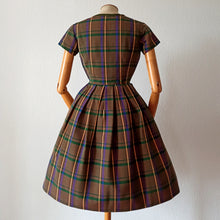 Charger l'image dans la galerie, 1950s 1960s - Adorable Greenish Brown Plaid Dress - W25 (64cm)