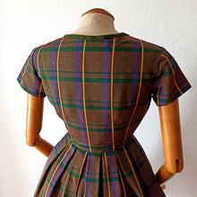 Charger l'image dans la galerie, 1950s 1960s - Adorable Greenish Brown Plaid Dress - W25 (64cm)