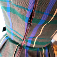 Charger l'image dans la galerie, 1950s 1960s - Adorable Greenish Brown Plaid Dress - W25 (64cm)