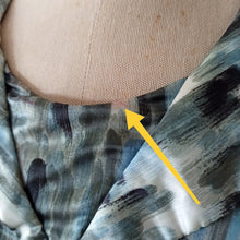 Charger l'image dans la galerie, 1950s - Stunning Abstract Satin Dress - W30 (76cm)