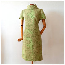 Laden Sie das Bild in den Galerie-Viewer, 1960s - Superb Apple Green Glitter Sparkles Dress - W35 (89cm)
