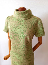 Laden Sie das Bild in den Galerie-Viewer, 1960s - Superb Apple Green Glitter Sparkles Dress - W35 (89cm)