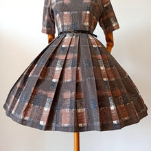 Charger l'image dans la galerie, 1950s - ILLUM, France - Gorgeous Brown Plaid Cotton Dress - W26 (66cm)