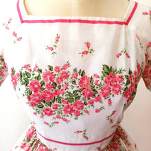 Charger l'image dans la galerie, 1950s - Adorable Smoked Cotton Floral Dress - W31 (80cm)