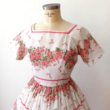 Charger l'image dans la galerie, 1950s - Adorable Smoked Cotton Floral Dress - W31 (80cm)