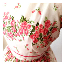 Charger l'image dans la galerie, 1950s - Adorable Smoked Cotton Floral Dress - W31 (80cm)