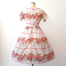 Charger l'image dans la galerie, 1950s - Adorable Smoked Cotton Floral Dress - W31 (80cm)