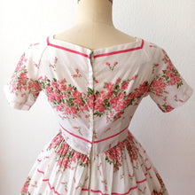 Charger l'image dans la galerie, 1950s - Adorable Smoked Cotton Floral Dress - W31 (80cm)