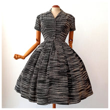 Charger l'image dans la galerie, 1950s - Gorgeous Elegant Black & White Dress - W26 (66cm)