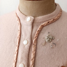 Laden Sie das Bild in den Galerie-Viewer, 1950s - BLAIRMOORE, USA - Darling Antique Pink Beaded Wool Cardigan