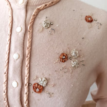 Laden Sie das Bild in den Galerie-Viewer, 1950s - BLAIRMOORE, USA - Darling Antique Pink Beaded Wool Cardigan