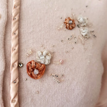 Laden Sie das Bild in den Galerie-Viewer, 1950s - BLAIRMOORE, USA - Darling Antique Pink Beaded Wool Cardigan