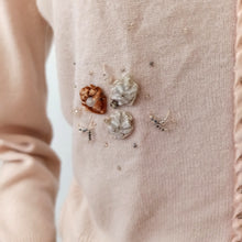 Laden Sie das Bild in den Galerie-Viewer, 1950s - BLAIRMOORE, USA - Darling Antique Pink Beaded Wool Cardigan