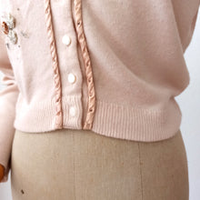 Laden Sie das Bild in den Galerie-Viewer, 1950s - BLAIRMOORE, USA - Darling Antique Pink Beaded Wool Cardigan