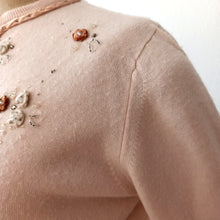 Laden Sie das Bild in den Galerie-Viewer, 1950s - BLAIRMOORE, USA - Darling Antique Pink Beaded Wool Cardigan