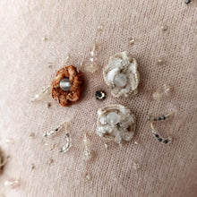 Laden Sie das Bild in den Galerie-Viewer, 1950s - BLAIRMOORE, USA - Darling Antique Pink Beaded Wool Cardigan