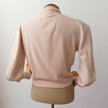Laden Sie das Bild in den Galerie-Viewer, 1950s - BLAIRMOORE, USA - Darling Antique Pink Beaded Wool Cardigan