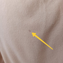 Laden Sie das Bild in den Galerie-Viewer, 1950s - BLAIRMOORE, USA - Darling Antique Pink Beaded Wool Cardigan