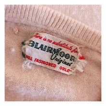 Laden Sie das Bild in den Galerie-Viewer, 1950s - BLAIRMOORE, USA - Darling Antique Pink Beaded Wool Cardigan
