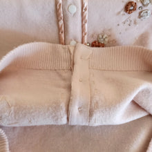 Laden Sie das Bild in den Galerie-Viewer, 1950s - BLAIRMOORE, USA - Darling Antique Pink Beaded Wool Cardigan