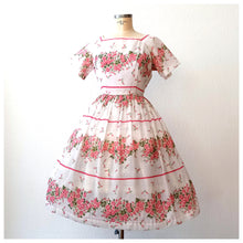 Charger l'image dans la galerie, 1950s - Adorable Smoked Cotton Floral Dress - W31 (80cm)