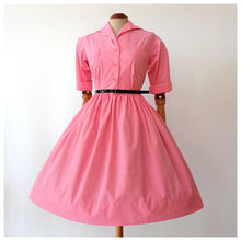 Charger l'image dans la galerie, 1950s - PRINTEMPS, Paris - Adorable Deadstock Pink Cotton Dress - W26 (66cm)