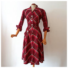 Laden Sie das Bild in den Galerie-Viewer, 1940s - Stunning Burgundy Plaid Satin Dress - W28 (72cm)