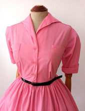 Charger l'image dans la galerie, 1950s - PRINTEMPS, Paris - Adorable Deadstock Pink Cotton Dress - W26 (66cm)