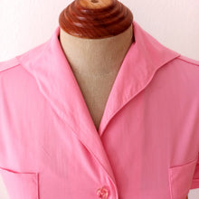 Charger l'image dans la galerie, 1950s - PRINTEMPS, Paris - Adorable Deadstock Pink Cotton Dress - W26 (66cm)