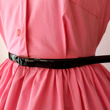Charger l'image dans la galerie, 1950s - PRINTEMPS, Paris - Adorable Deadstock Pink Cotton Dress - W26 (66cm)