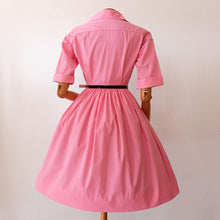 Charger l'image dans la galerie, 1950s - PRINTEMPS, Paris - Adorable Deadstock Pink Cotton Dress - W26 (66cm)