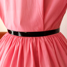 Charger l'image dans la galerie, 1950s - PRINTEMPS, Paris - Adorable Deadstock Pink Cotton Dress - W26 (66cm)