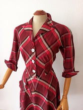Laden Sie das Bild in den Galerie-Viewer, 1940s - Stunning Burgundy Plaid Satin Dress - W28 (72cm)