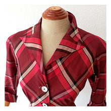 Laden Sie das Bild in den Galerie-Viewer, 1940s - Stunning Burgundy Plaid Satin Dress - W28 (72cm)