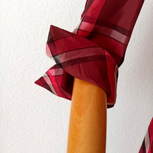Laden Sie das Bild in den Galerie-Viewer, 1940s - Stunning Burgundy Plaid Satin Dress - W28 (72cm)