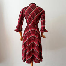 Laden Sie das Bild in den Galerie-Viewer, 1940s - Stunning Burgundy Plaid Satin Dress - W28 (72cm)