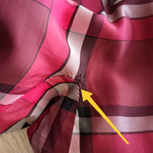 Laden Sie das Bild in den Galerie-Viewer, 1940s - Stunning Burgundy Plaid Satin Dress - W28 (72cm)