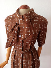 Charger l'image dans la galerie, 1950s - Gorgeous Brown Abstract Rayon Dress - W25/26 (64/66cm)